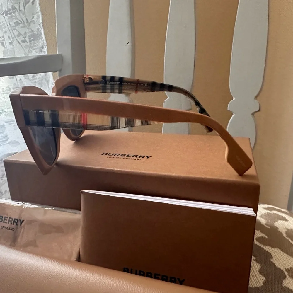 Burberry Sunglasses Kitty 4364 New - Picture 8 of 10